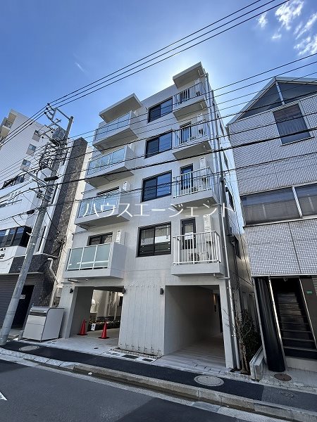 コンクリート打ちっぱなしのオシャレな外観です