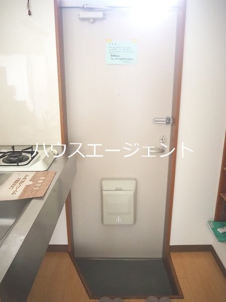 フローラ６ 玄関