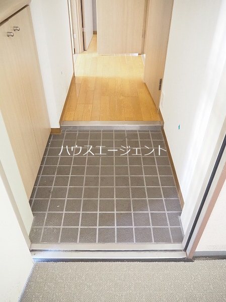 第2ロイヤルシラコ 玄関