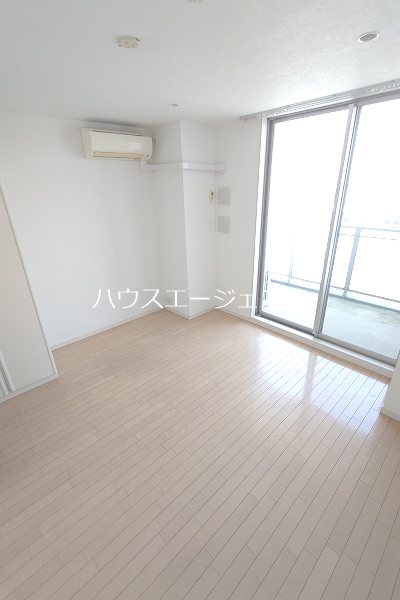 ステーション・タワー・ウラヤス リビング