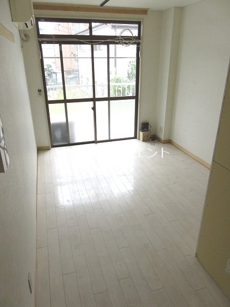 モア６ リビング