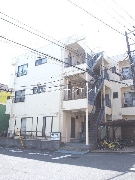 3階建てのマンションです。