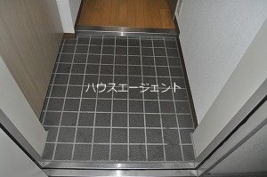 第2ロイヤルシラコ 玄関
