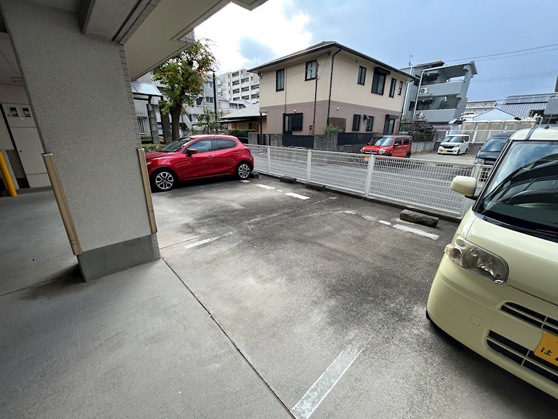 エムグランツ弐番館 駐車場