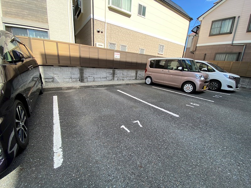フォワイエ セレスト 駐車場