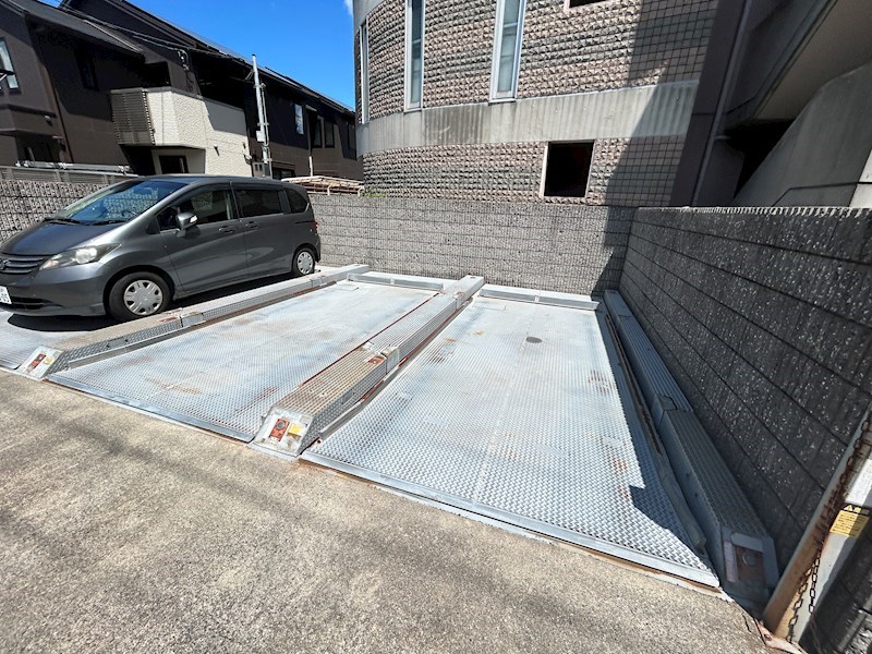 Y'Sコート蘭びっく 駐車場