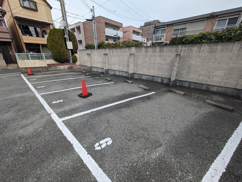ハイツ・ラセーヌ 駐車場