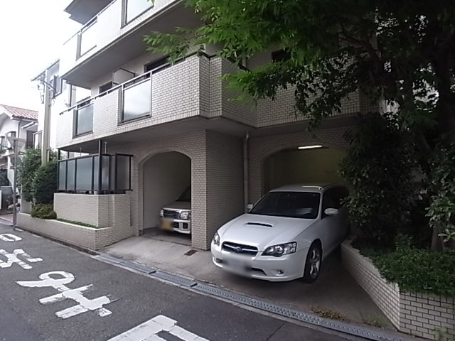 インペリアル塚口 駐車場