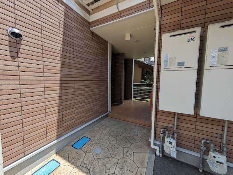 兵庫県伊丹市池尻２丁目200  エントランス