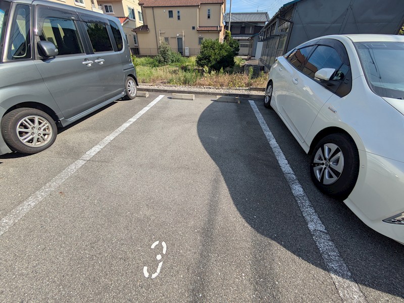 オーパス3 駐車場