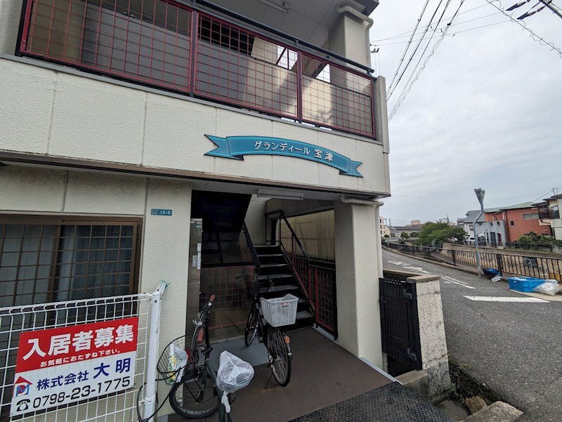 グランディール宝津 エントランス