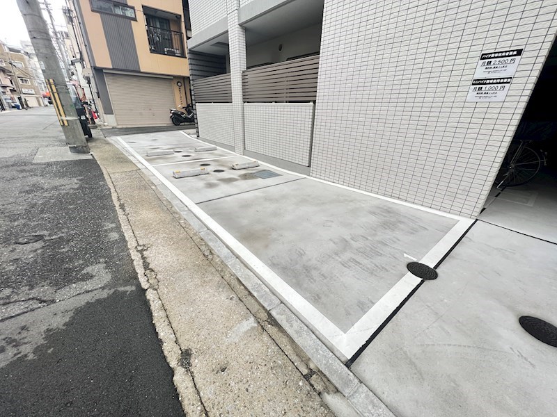 CREST TAPP 神戸湊町 NOIR 駐車場