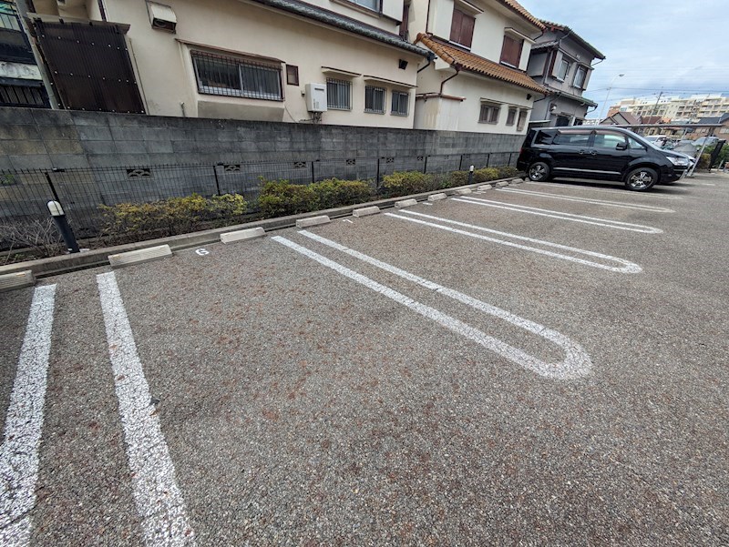 アドラブール 駐車場