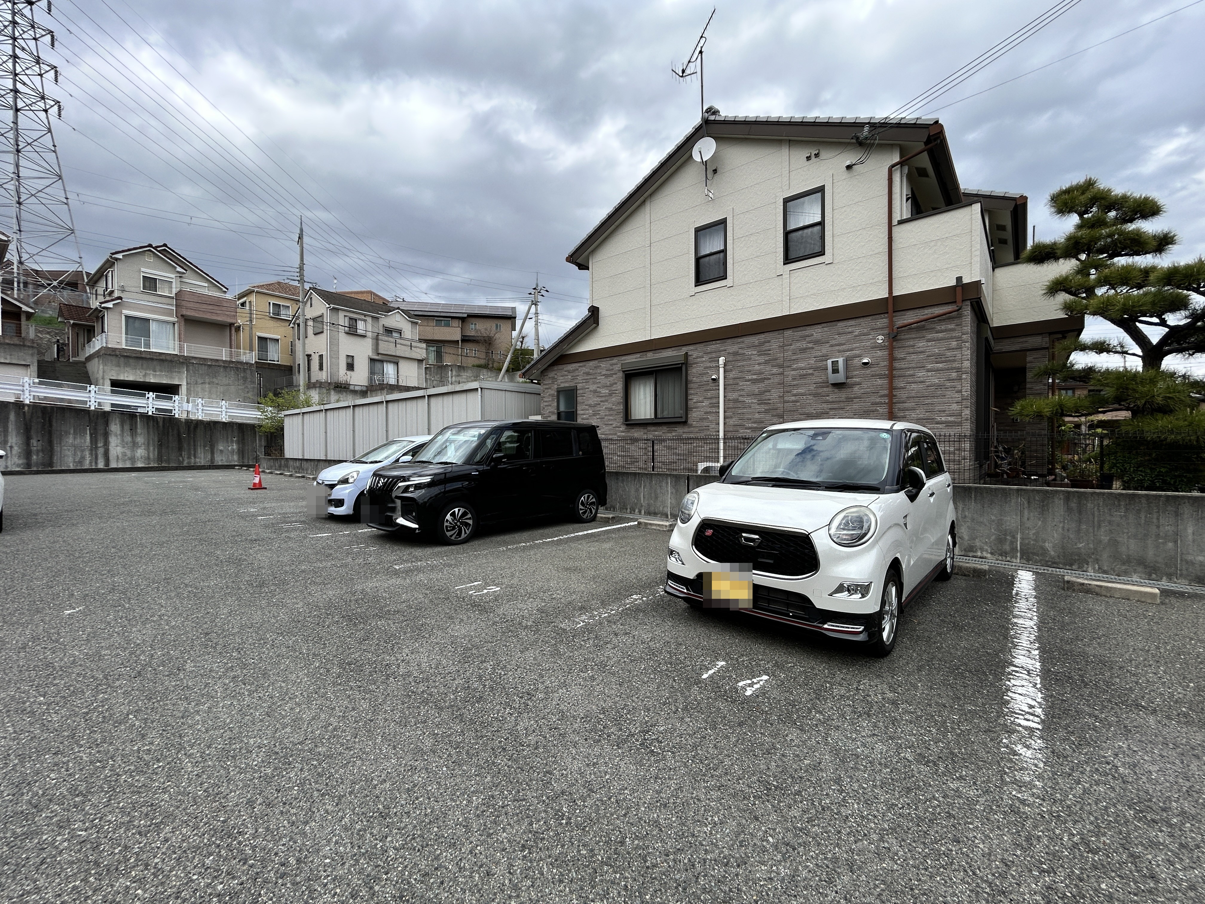 プラザハイツ二ツ屋F棟 駐車場