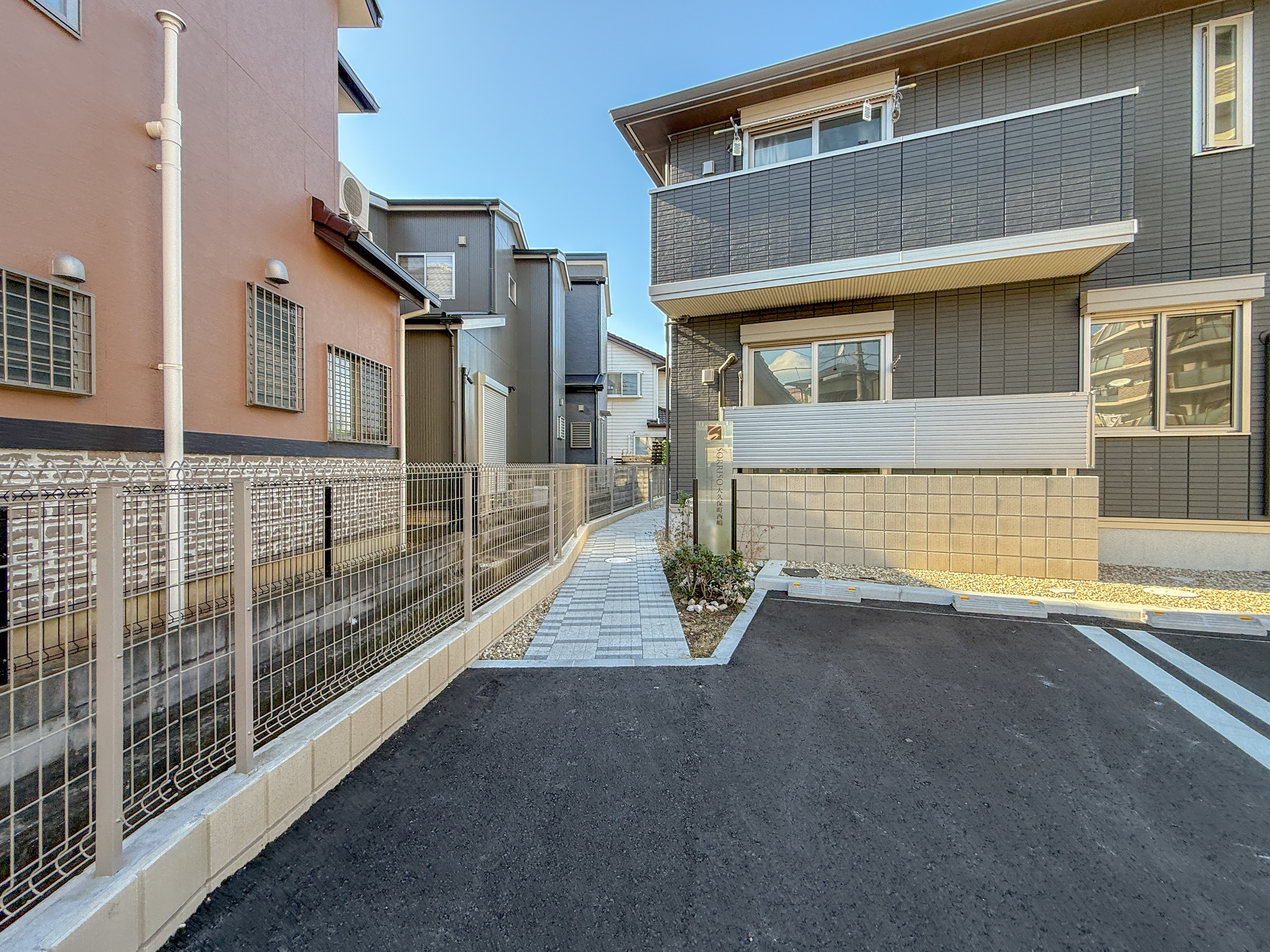 ソリッソ大久保町西嶋 エントランス