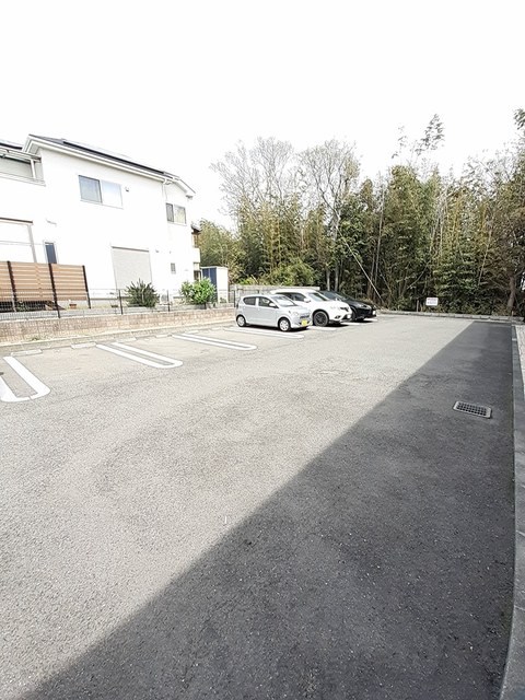 ルミエール壱番館 駐車場