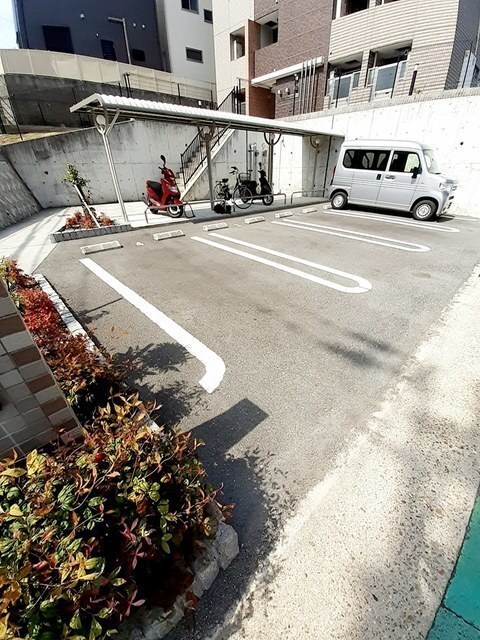 イーストブルー六番館 駐車場