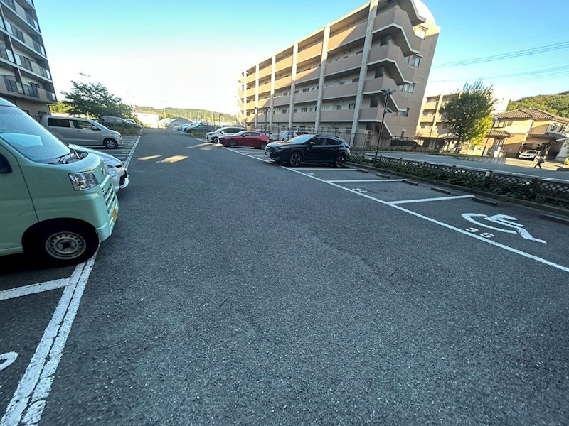 ルームズ学園北町 駐車場