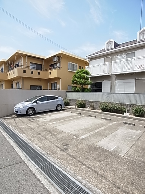 中津ハイツ 駐車場