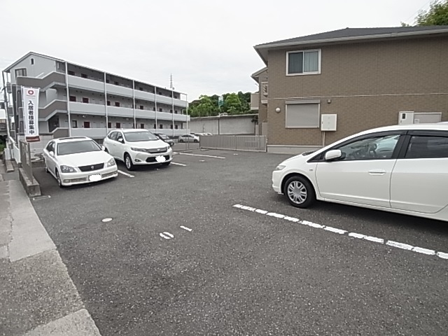 ファミールコート名谷 駐車場