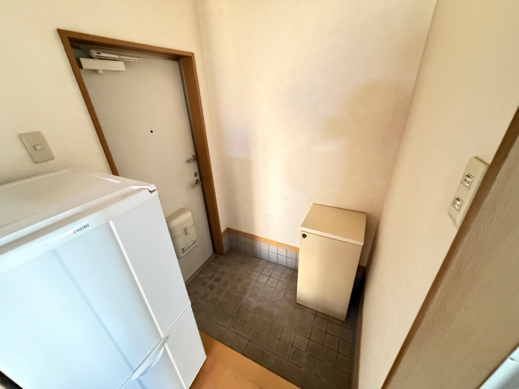 プチエミナール1 玄関