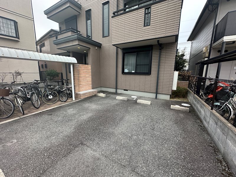 メゾン三条 駐車場