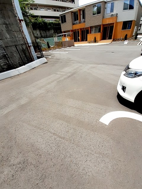シャン・ド・プレールB 駐車場