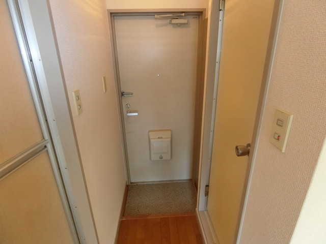 岡松ハイツ 玄関
