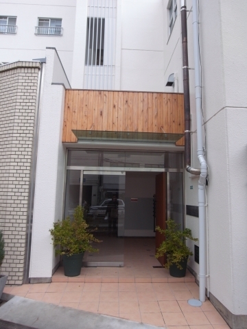 西宮公同教会総合ビル エントランス