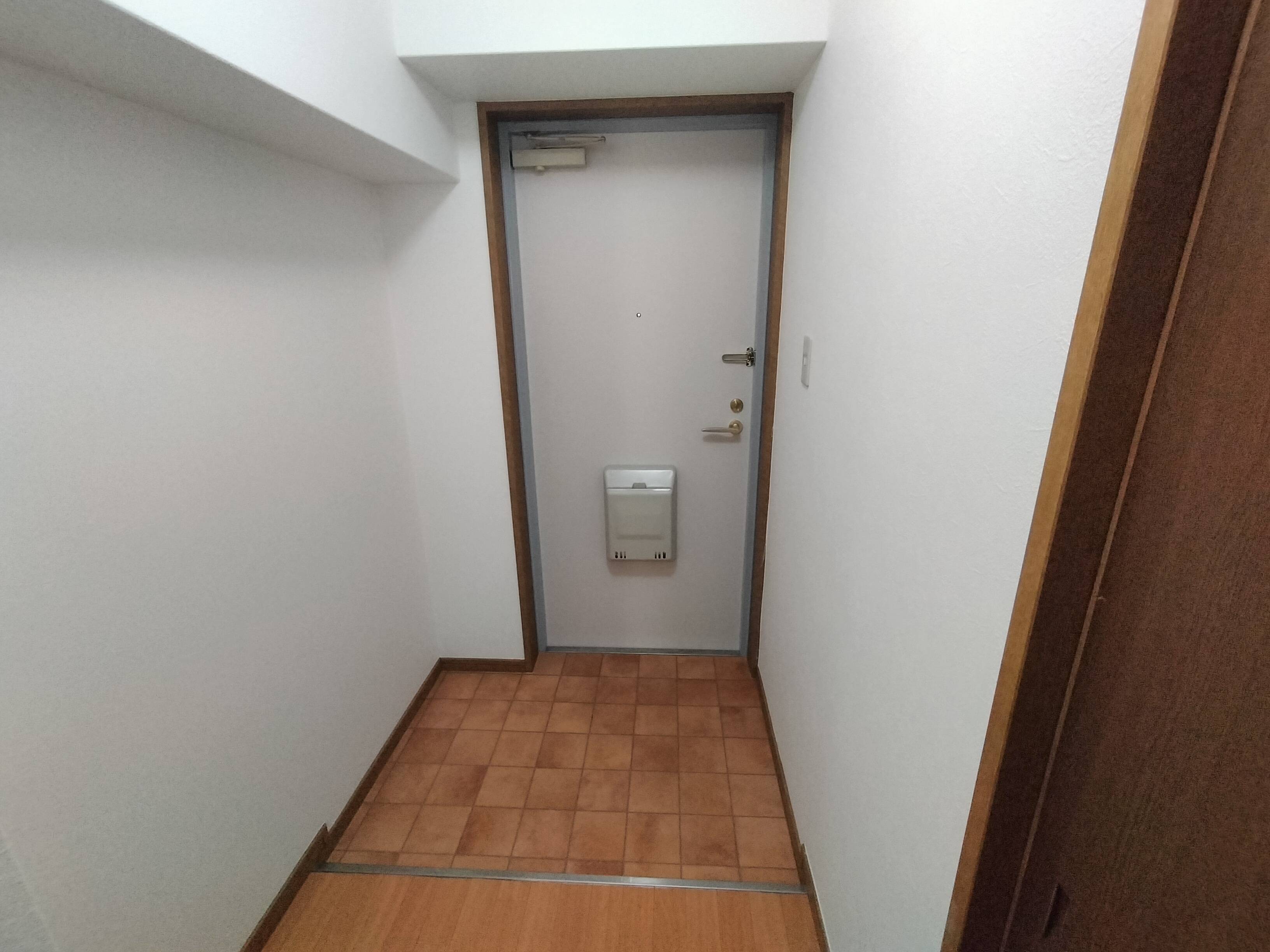 イプシロンB棟 玄関