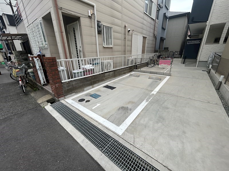 メゾンWO南七松 駐車場