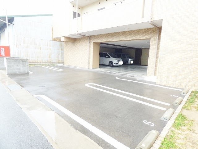 アリアンスLEGO 駐車場