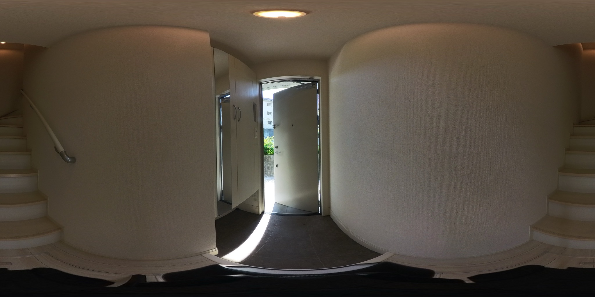 クローバー富士3号館 玄関