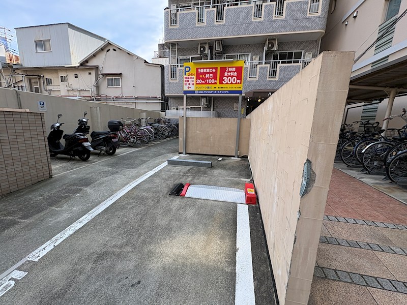 ハイツ湊川 駐車場