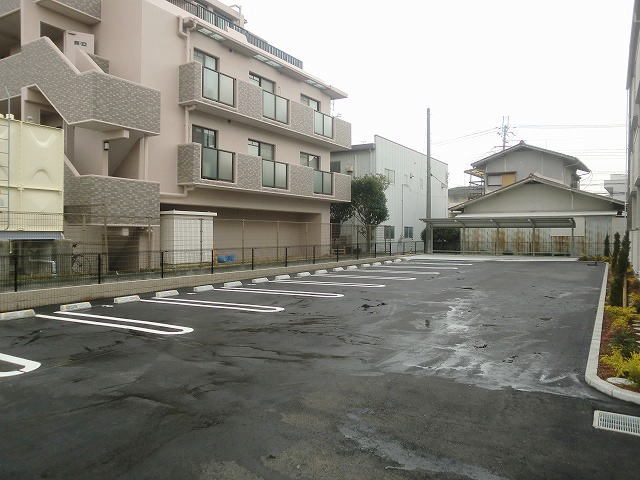 ヴィラ・フォーシーズン 駐車場