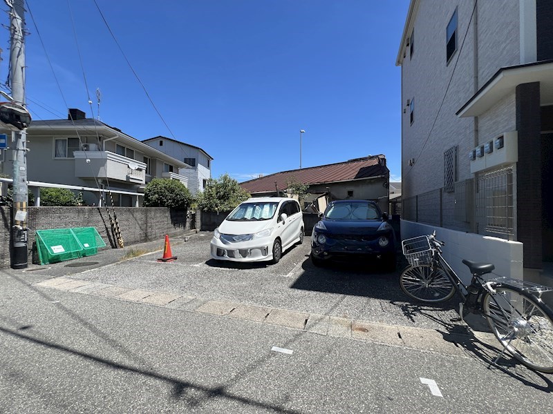 アベニール 駐車場
