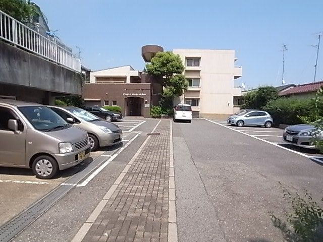 グランディア　ルネッサンス野崎通 駐車場