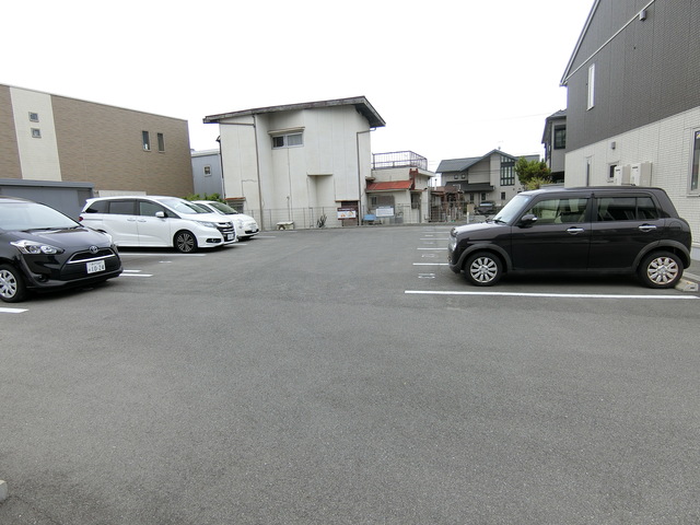 エタン・リジエール B棟 駐車場