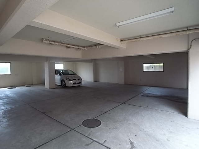 サンビルダー西岡本パレス 駐車場