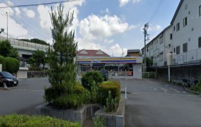 レオパレス四ツ裏 コンビニ
