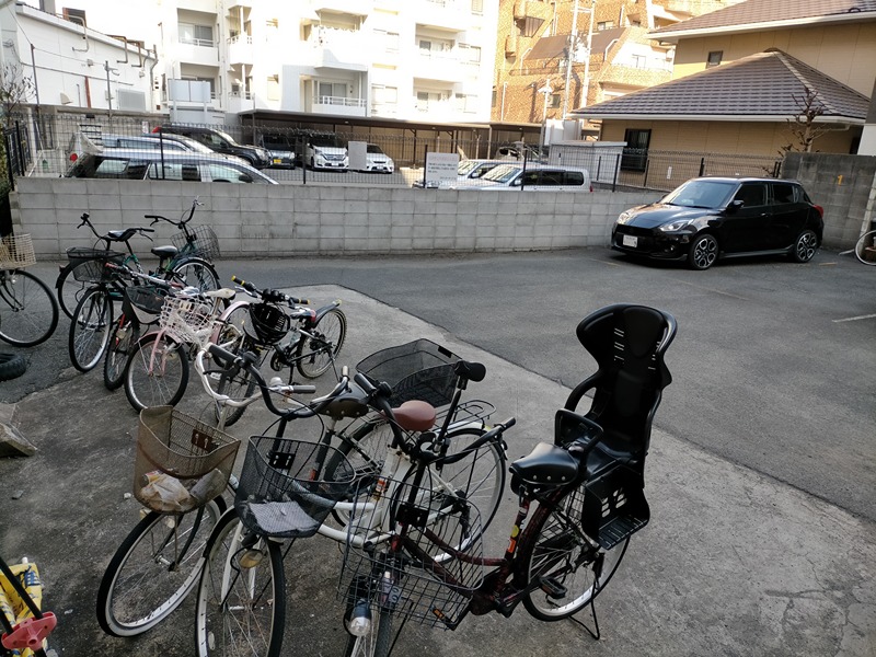 ロイヤルハイツ宏和  駐車場