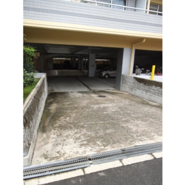 ブランドールMⅢ 駐車場