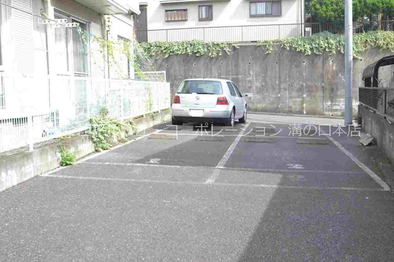 ファミールＫ  駐車場