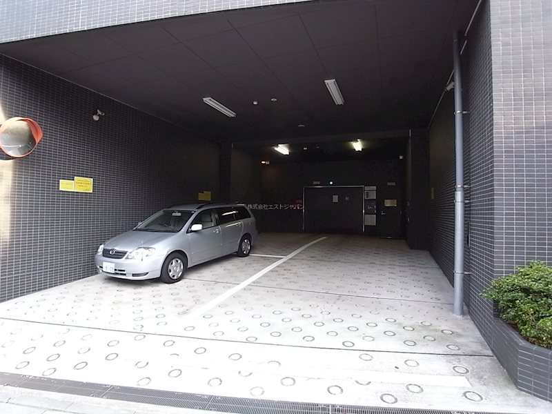 レジディア西麻布   駐車場