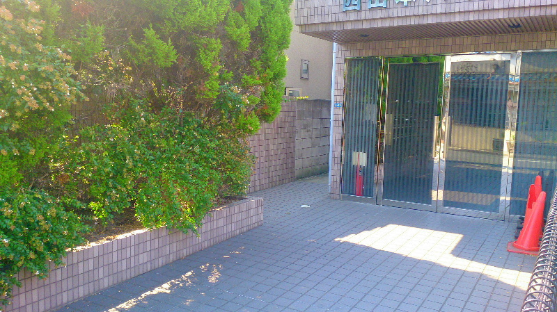 西山本ハイツ エントランス