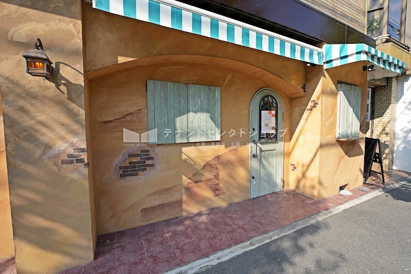 貸店舗・事務所　八尾市 山城町１丁目　広さ約１５坪　飲食店跡　居抜き　路面店　葛城第二ビル 玄関
