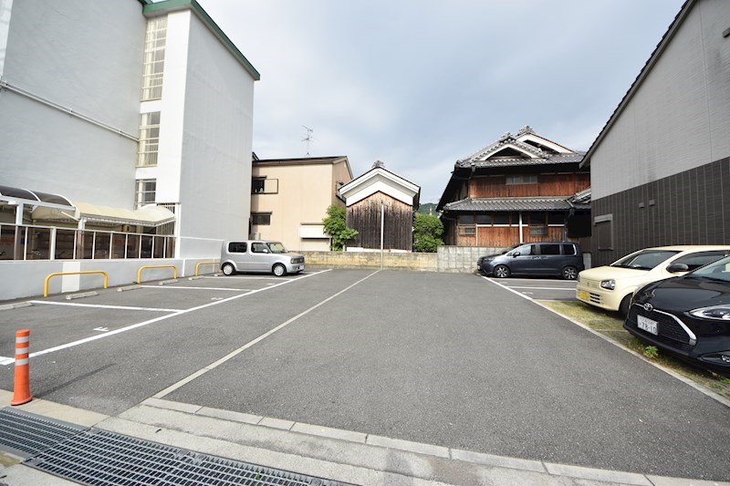 カーサミアK 駐車場