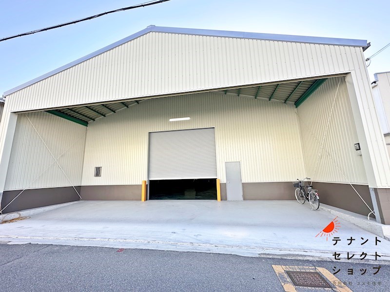 貸倉庫 八尾市 老原8丁目 広さ約62坪 前面駐車スペース4~5台分あり 外観