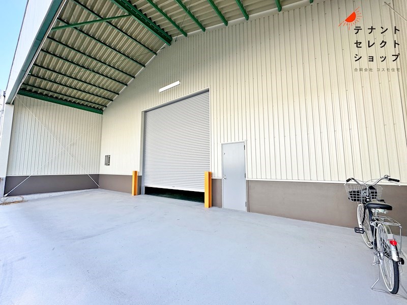 貸倉庫　八尾市 老原８丁目　広さ約６２坪　前面駐車スペース４～５台分あり その他