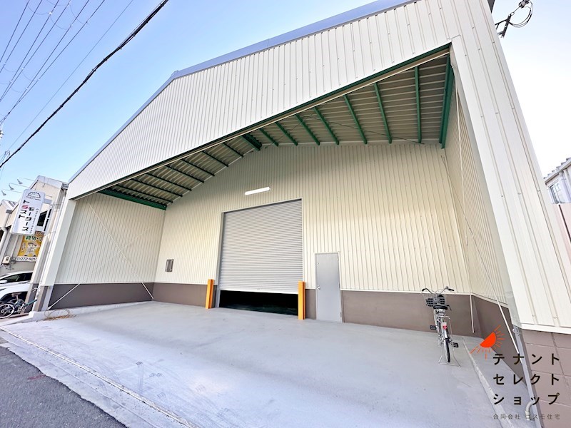 貸倉庫　八尾市 老原８丁目　広さ約６２坪　前面駐車スペース４～５台分あり その他